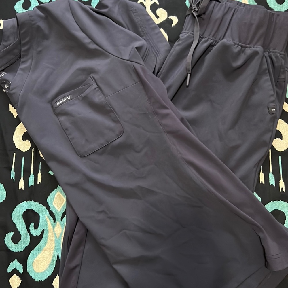 Jaanuu Scrub Set